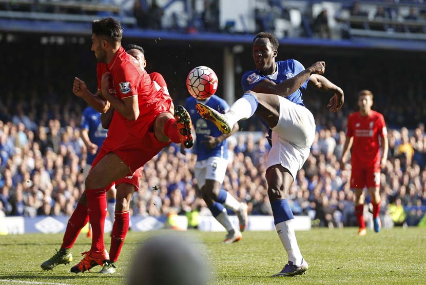 Striker Everton, Romelu Lukaku, melepaskan tembakan saat menghadapi Liverpool di laga Liga Primer Inggris di Stadion Goodison Park, Ahad (4/10). 