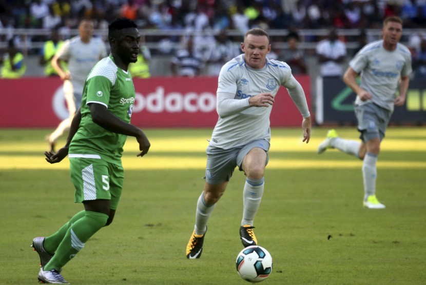 Striker Everton Wayne Rooney, berusaha melewati bek Gor Mahia saat pertandingan persahabatan di stadion nasional Dar es Salaam di Tanzania, Kamis (13/7). 