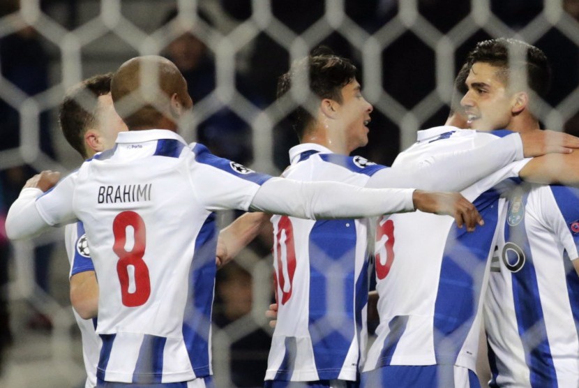 Striker FC Porto, Andre Silva (kanan) merayakan gol ke gawang Leicester City bersama rekan setim pada laga Liga Champions di stadion Dragao, Kamis (8/12) dini hari WIB. Silva kini menjadi incaran AC Milan.