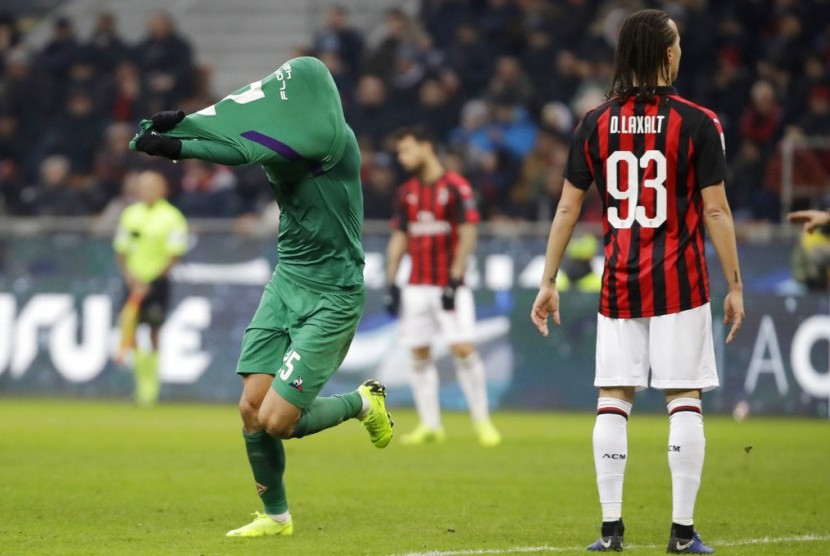 Striker Fiorentina, Fredrico Chiesa (kiri) merayakan gol ke gawang AC Milan pada laga Serie A, Sabtu (22/12).