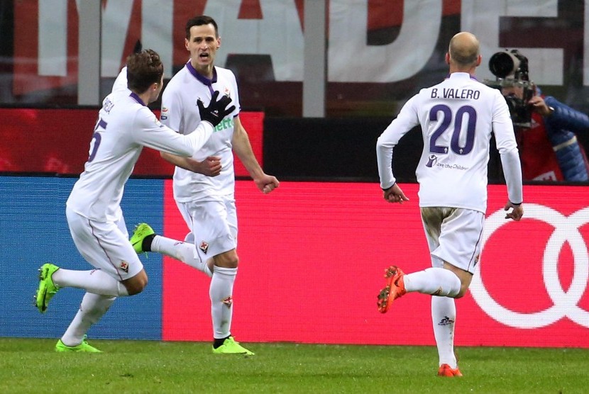 Striker Fiorentina, Nikola Kalinic (tengah) merayakan golnya ke gawang AC Milan pada laga Serie A di San Siro, Senin (20/2) dini hari WIB. Fiorentina kalah 1-2 pada laga ini.