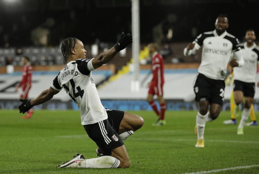 Striker Fulham, Bobby Decordova-Reid merayakan gol ke gawang Liverpool pada laga Liga Inggris di Craven Cottage, Senin (14/12) dini hari WIB. Fulham unggul 1-0 pada babak pertama.