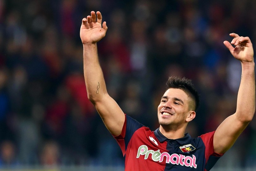 Striker Genoa, Giovanni Simeone merayakan golnya ke gawang Juventus pada laga Serie A di stadion Luigi Ferraris, Senin (28/11) dini hari WIB. Genoa menang 3-1 pada laga ini.