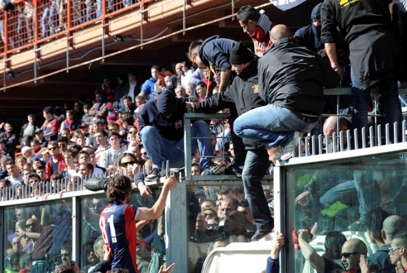 Striker Genoa Giuseppe Sculli berunding dengan suporter 'ultras' Genoa saat pertandingan melawan Siena (22/4)
