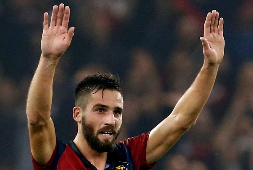 Striker Genoa, Leonardo Pavoletti merayakan golnya ke gawang AC Milan pada laga Serie A di stadion Luigi Ferraris, Rabu (26/10) dini hari WIB. Genoa menang dengan skor telak, 3-0.