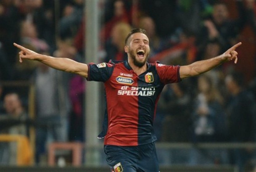 Striker Genoa Leonardo Pavoletti merayakan golnya ke gawang Inter Milan.