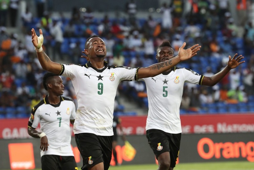 Striker Ghana, Jordan Ayew (kiri).