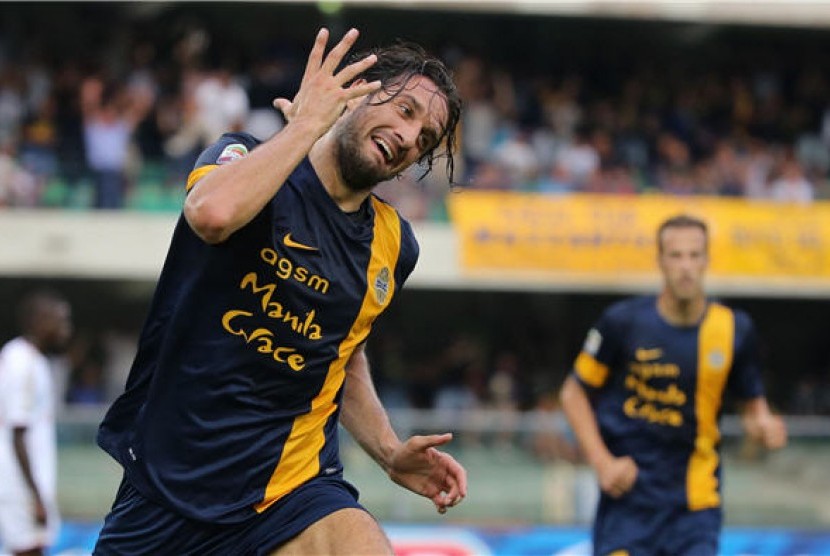 Striker Verona, Luca Toni, meluapkan kegembiraannya usai mencetak gol