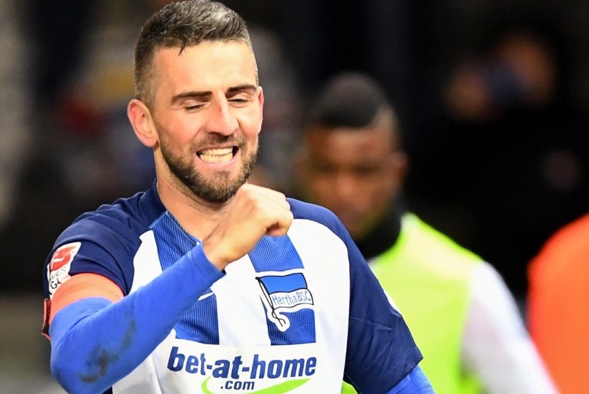 Striker Hertha Berlin, Veded Ibisevic merayakan golnya ke gawang Mainz 05 pada laga lanjuta Bundesliga, di stadion Olimpic, Ahad (27/11). Hertha menang 2-1 pada laga ini.