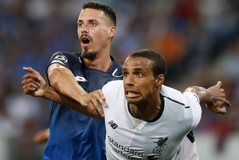 Striker Hoffenheim, Sandro Wagner dihalang-halangi oleh bek Liverpool, Joel Matip pada laga playoff Liga Champions di Rhein Neckar Arena, Rabu (16/8) dini hari WIB. Laga berakhir untuk kemenangan Liverpool, 2-1. 