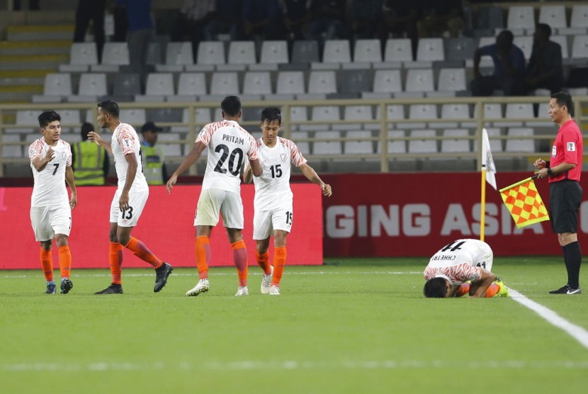 Striker India, Sunil Chhetri (kanan) bersujud syukur usai mencetak gol ke gawang Thailand pada laga Grup A Piala Asia 2019 di Stadion Al Nahyan di Abu Dhabi, Uni Emirat Arab, Ahad (6/1). India menang 4-1.