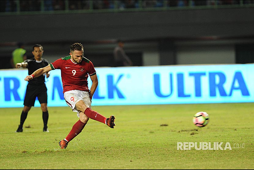 Striker Indonesia llija Spasojevic menendang bola dari titik penalti dalam pertandingan persahabatan Indonesia melawan Guyana di Stadion Patriot Chandrabhaga,  Bekasi, Jawa Barat, Sabtu (25/11). 