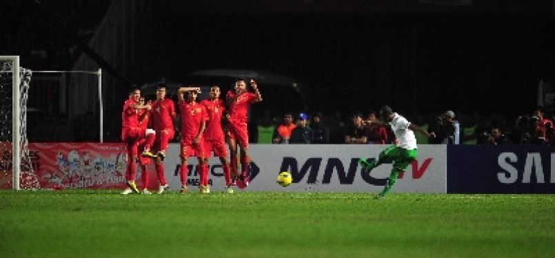 Striker Indonesia Patrich Wanggai saat mencetak gol ke gawang Vietnam, dalam pertandingan semifinal sepakbola SEA Games ke-26 di Stadion Utama Gelora Bung Karno, Jakarta, Sabtu (19/11) malam.