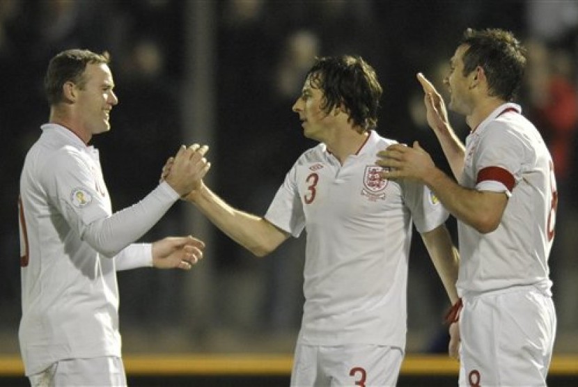 Striker Inggris Wayne Rooney merayakan gol yang dicetaknya ke gawang San Marino bersama Leighton Baines dan Frank Lampard.