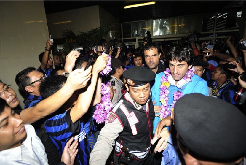 Striker Inter Milan, Diego Milito, dikerumuni penggemar saat tiba di Bandara Soekarno Hatta, Tangerang, Banten, Rabu (23/5). 