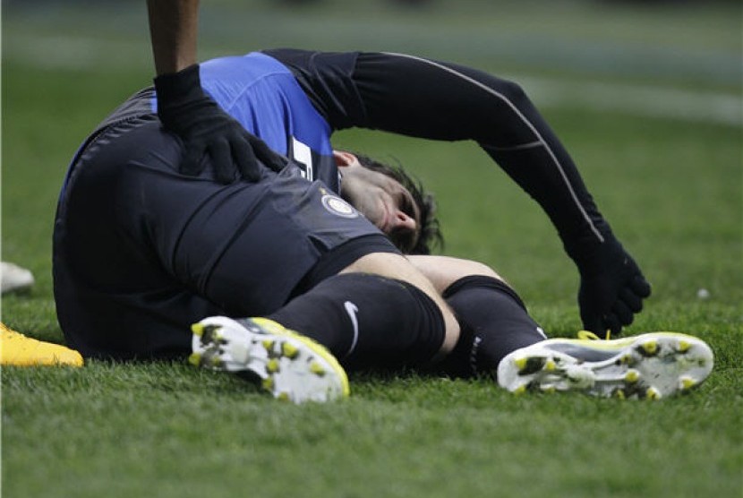 Striker Inter Milan, Diego Milito, terkapar di lapangan saat menghadapi CFR Cluj di Stadion San Siro, Milan, Kamis (14/2). 