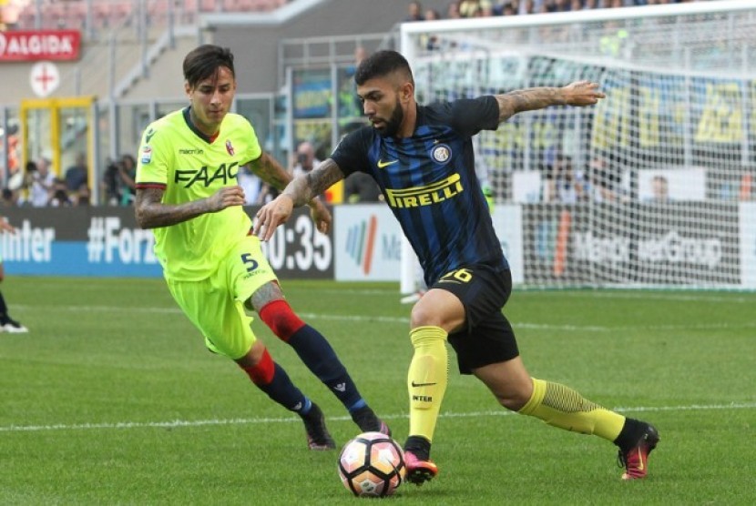 Striker Inter Milan, Gabriel Barbosa (kanan) dalam laga debutnya di Serie A lawan Bologna, di Giuseppe Meazza, Ahad (25/9). Laga berakhir imbang 1-1.