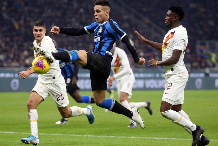 Striker Inter Milan, Lautaro Martinez (tengah) pada laga Serie A melawan AS Roma, Sabtu (7/12) dini hari WIB.