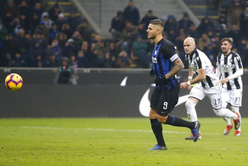 Striker Inter Milan, Mauro Icardi mengeksekusi penalti pada laga Serie A lawan Udinese di Giuseppe Meazza, Ahad (16/12) dini hari WIB.