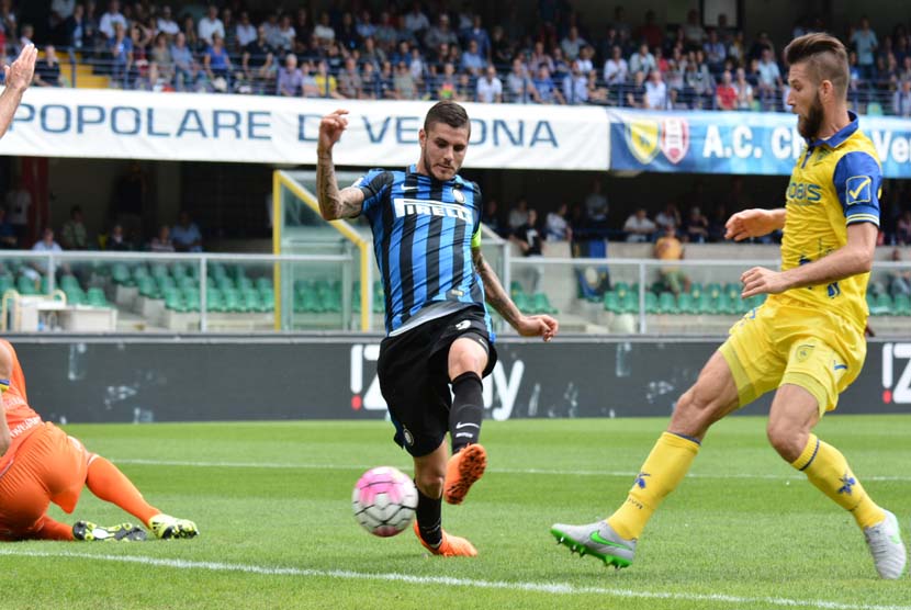 Striker Inter Milan, Mauro Icardi (tengah), mencetak gol saat menghadapi Chievo Verona dalam laga Serie A Italia di Stadion Bentegodi, Verona, Ahad (20/9). 