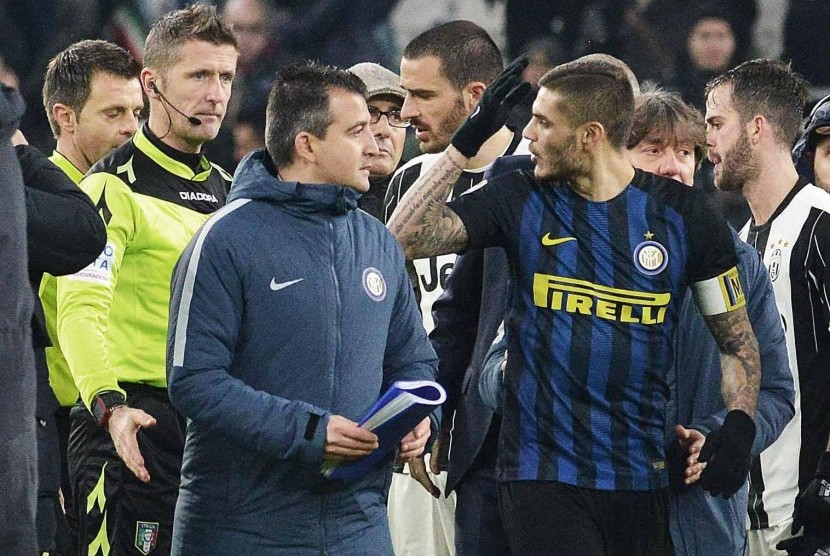 Striker Inter Milan, Mauro Icardi terlibat perdebatan dengan wasit, Nicola Rizzoli (kiri) seusai laga Serie A lawan Juventus, di stadion Juventus, Senin (6/2) dini hari WIB. Icardi terancam sanksi atas insiden ini.