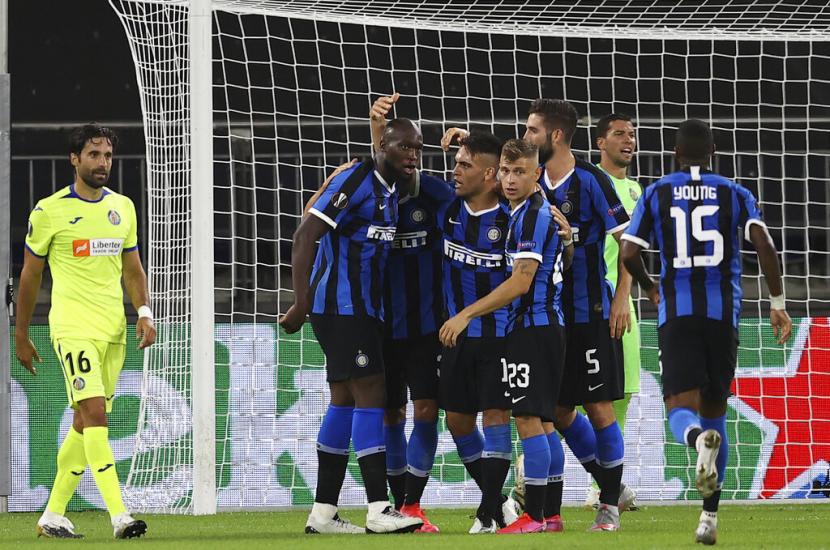 Striker Inter Milan, Romelu Lukaku (dua kiri), melakukan selebrasi bersama rekannya usai menjebol gawang Getafe FC di laga babak 16 besar Liga Europa di Veltins-Arena, Gelsenkirchen, Jerman, Rabu (5/8). 