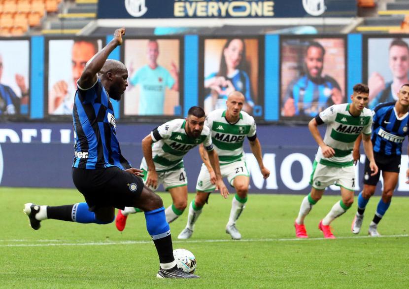 Striker Inter Milan, Romelu Lukaku mencetak gol dari titik putih. Lukaku telah mencetak 19 gol musim ini.