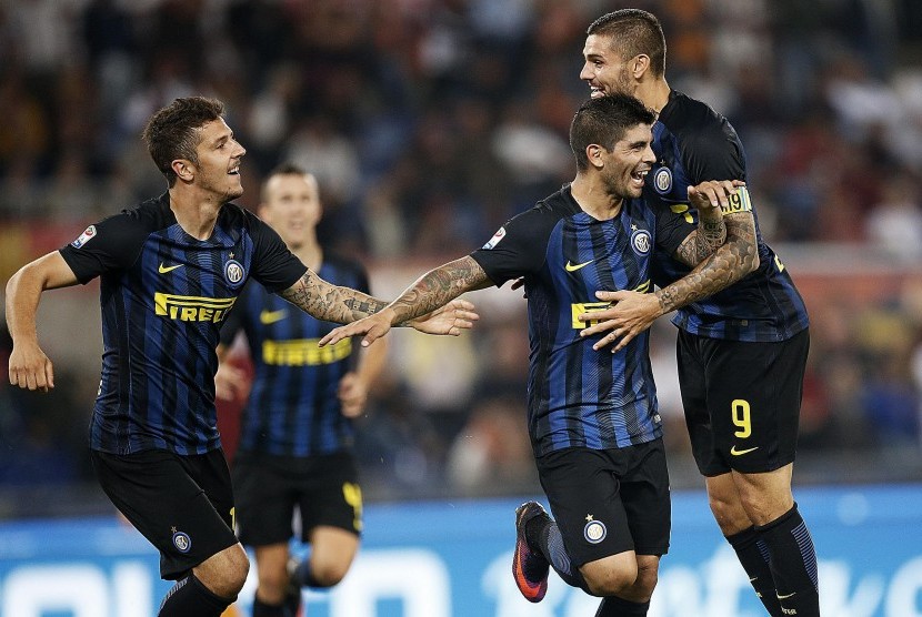 Striker Inter Milan, Stevan Jovetic (kiri) pada laga Serie A lawan AS Roma di stadion Olimpico, pada 2 Oktober. Mantan striker Manchester City ini jarang menjadi pemain inti di skuat Nerazzurri.