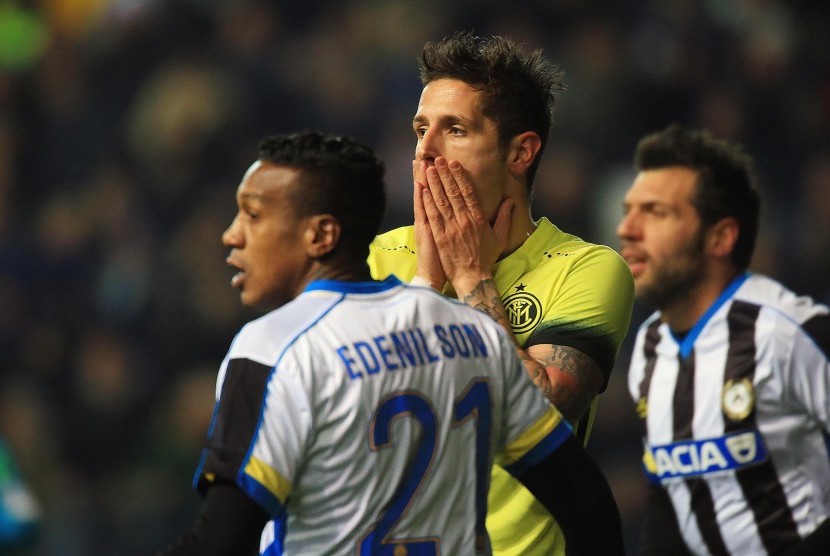 Striker Inter Milan, Stevan Jovetic (tengah).