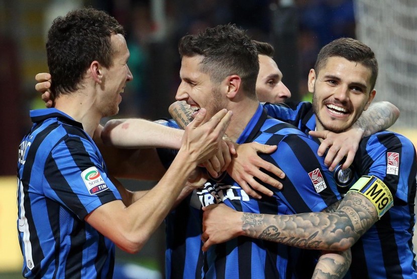 Striker Inter Milan, Stevan Jovetic (tengah) saat merayakan gol bersama rekannya di Inter Milan.