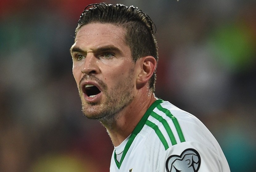 Striker Irlandia Utara, Kyle Lafferty saat laga kualifikasi Piala Dunia 2018 lawan Republik Ceska, 1 September lalu. Lafferty kini menjadi andalan skuat the Green and White Army.