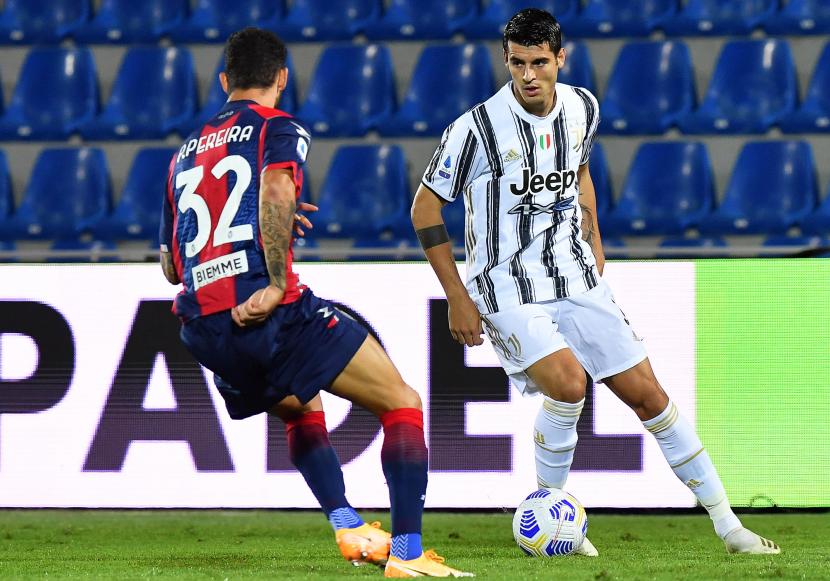 Striker Juventus Alvaro Morata (kanan) mencoba melewati pemain Crotone Pedro Pereira dalam laga babak pertama lanjutan Liga Seri A Italia di Stadion Ezio Scida Ahad (18/10).