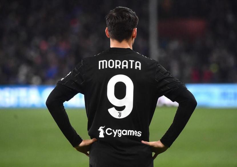 Striker Juventus, Alvaro Morata, pada laga Serie A Italia musim lalu. Pelatih Juventus Massimiliano Allegri meminta kepada petinggi Juve agar Morata menjadi bagian dari skema serangan yang telah ia disiapkan musim depan. 