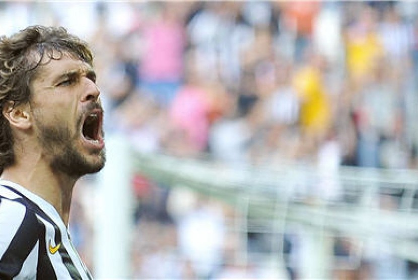 Striker Juventus asal Spanyol, Fernando Llorente, berteriak meluapkan kegembiraannya usai mencetak gol debutnya menghadapi Hellas Verona di laga Serie A Italia di Juventus Stadium, Turin, Ahad (22/9). 