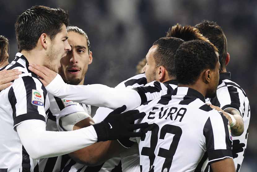 Striker Juventus, Carlos Tevez (dua kanan), merayakan golnya bersama rekan setim saat menghadapi Hellas Verona dalam laga Serie A Italia di Stadion Juventus, Turin, Ahad (18/1). 