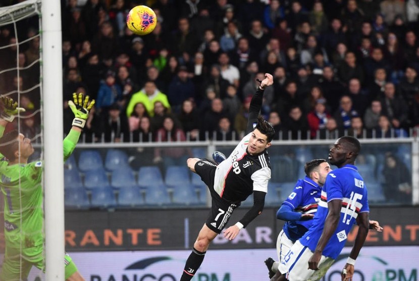 Striker Juventus, Cristiano Ronaldo mencetak gol melalu sundulan ke gawang Sampdoria pada laga Serie A, Kamis (19/12) dini hari WIB.