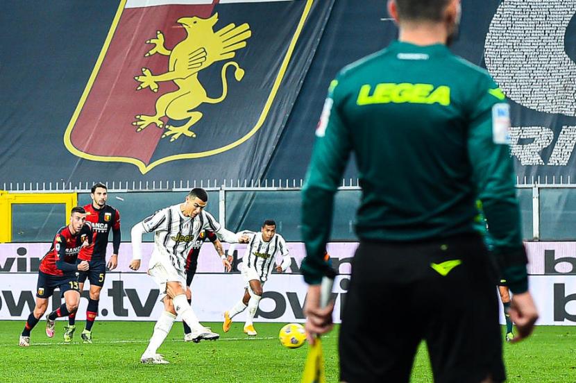 Striker Juventus, Cristiano Ronaldo mengeksekusi penalti pada laga Serie A melawan Genoa, Senin (14/12) dini hari WIB. Juventus menang 3-1.