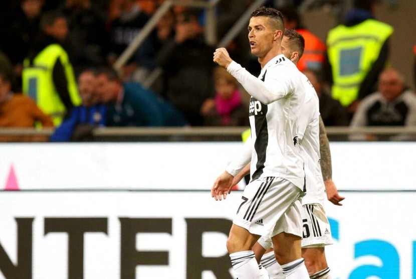 Striker Juventus, Cristiano Ronaldo merayakan gol ke gawang Inter Milan pada laga Serie di Giuseppe Meazza, Ahad (28/4) dini hari WIB.