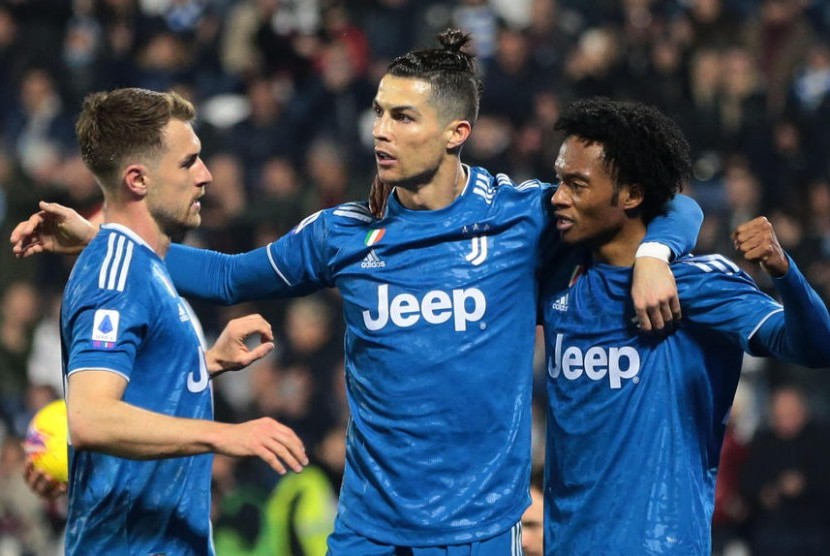 Striker Juventus, Cristiano Ronaldo (tengah) merayakan golnya ke gawang SPAL bersama rekan setim pada laga Serie A di Stadion Paolo Mazza, Ahad (23/2) dini hari WIB. Juventus menang 2-1.