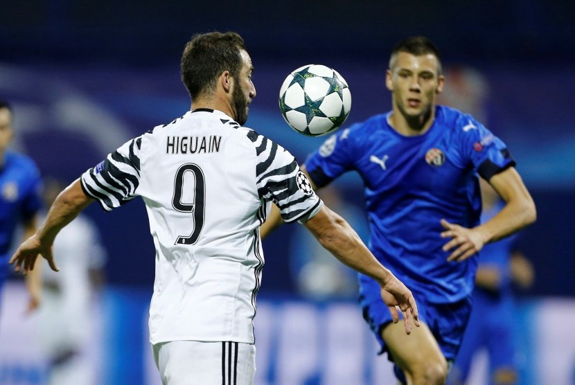 Striker Juventus, Gonzalo Higuain dalam aksinya melawan Dinamo Zagreb di laga Grup F Liga Champions, Rabu (28/9) dini hari WIB. Higuain mencetak satu dari empat gol Juventus ke gawang Dinamo di stadion Maksimir, Zagreb, Kroasia.