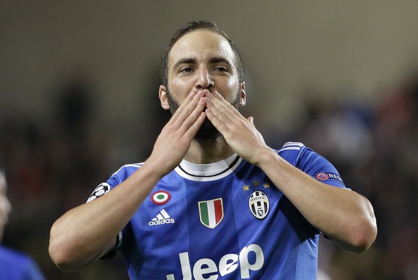 Striker Juventus, Gonzalo Higuain mencetak gol ke gawang AS Monaco pada leg pertama semifinal Liga Champions, di Stade Louis II, Kamis (4/5) dini hari WIB. Higuain mencetak dua gol.