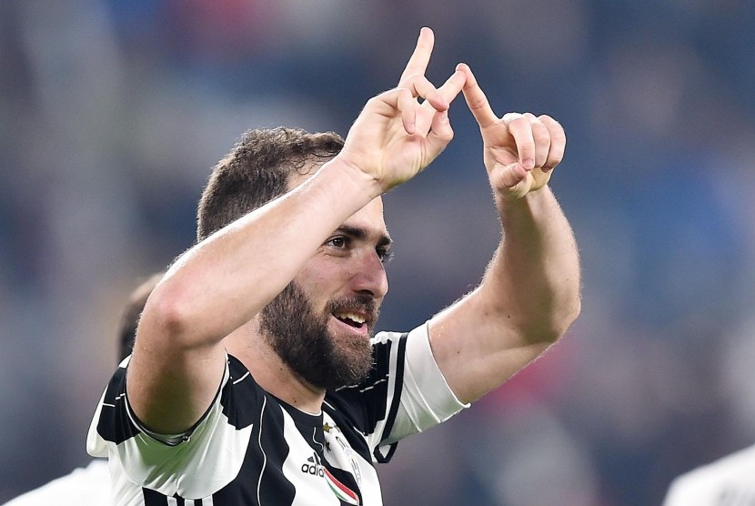 Striker Juventus, Gonzalo Higuain merayakan golnya ke gawang Chievo pada laga Serie A di stadion Juventus, Ahad (9/4) dini hari WIB. Juve menang 2-0.