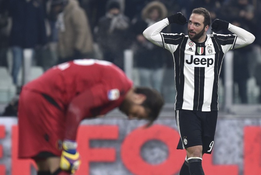 Striker Juventus, Gonzalo Higuan merayakan gol ke gawang Bologna pada laga Serie A di stadion Juventus, Senin (9/1) dini hari WIB. Juve menang 3-0.