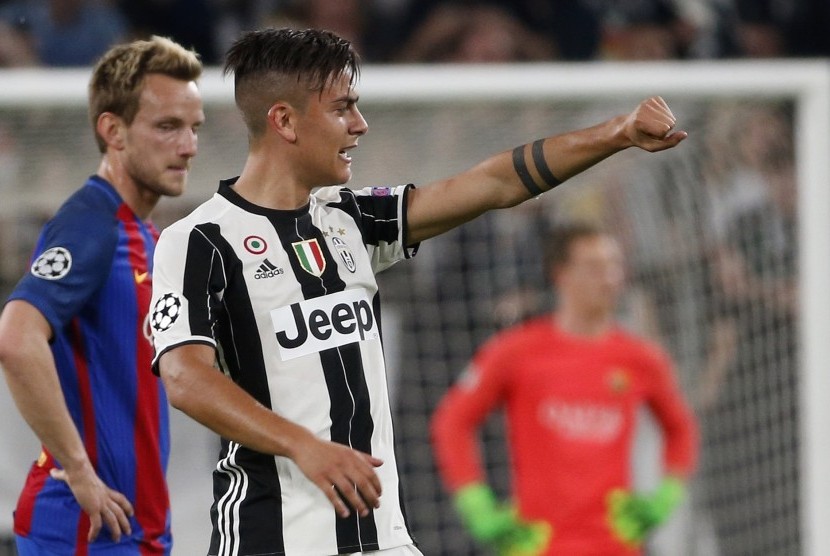 Striker Juventus, Paolo Dybala (kanan) setelah mencetak gol kedua ke gawang Barcelona pada laga Liga Champions di J Stadium, Rabu (12/4) dini hari WIB. Juve menang 3-0 pada laga ini.