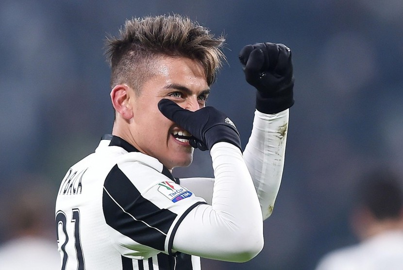 Striker Juventus, Paolo Dybala merayakan golnya ke gawang Atalanta pada laga Coppa Italia, Kamis (12/1) dini hari WIB.