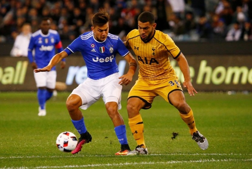 Striker Juventus Paulo Dybala (kiri) dijaga pemain Tottenham Hotpsur Cameron Carter Vickers.