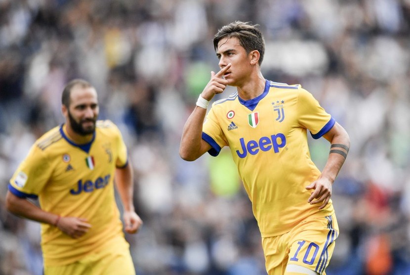 Striker Juventus, Paulo Dybala merayakan gol ke gawan Sassuolo, Ahad (17/9).