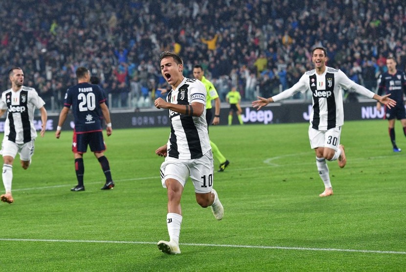 Striker Juventus Paulo Dybala (tengah) merayakan gol ke gawang Cagliari. 