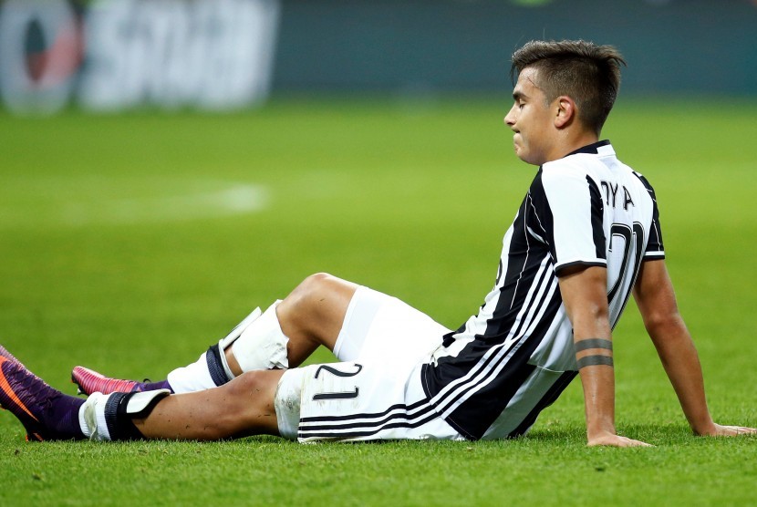 Striker Juventus terduduk cedera pada laga Serie A lawan AC Milan, di stadion San Siro, Ahad (20/10) dini hari WIB. Tim medis Juventus memperkirakan Dybala akan absen untuk dua pekan mendatang.