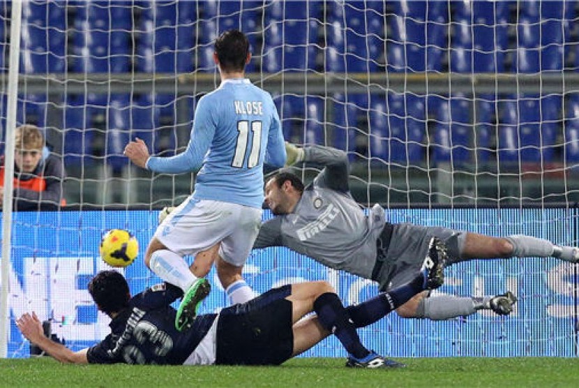 Striker Lazio, Miroslav Klose (tengah), mencetak gol saat menghadapi Inter Milan di laga Serie A Italia di Stadion Olimpico, Roma, Senin (6/1). 
